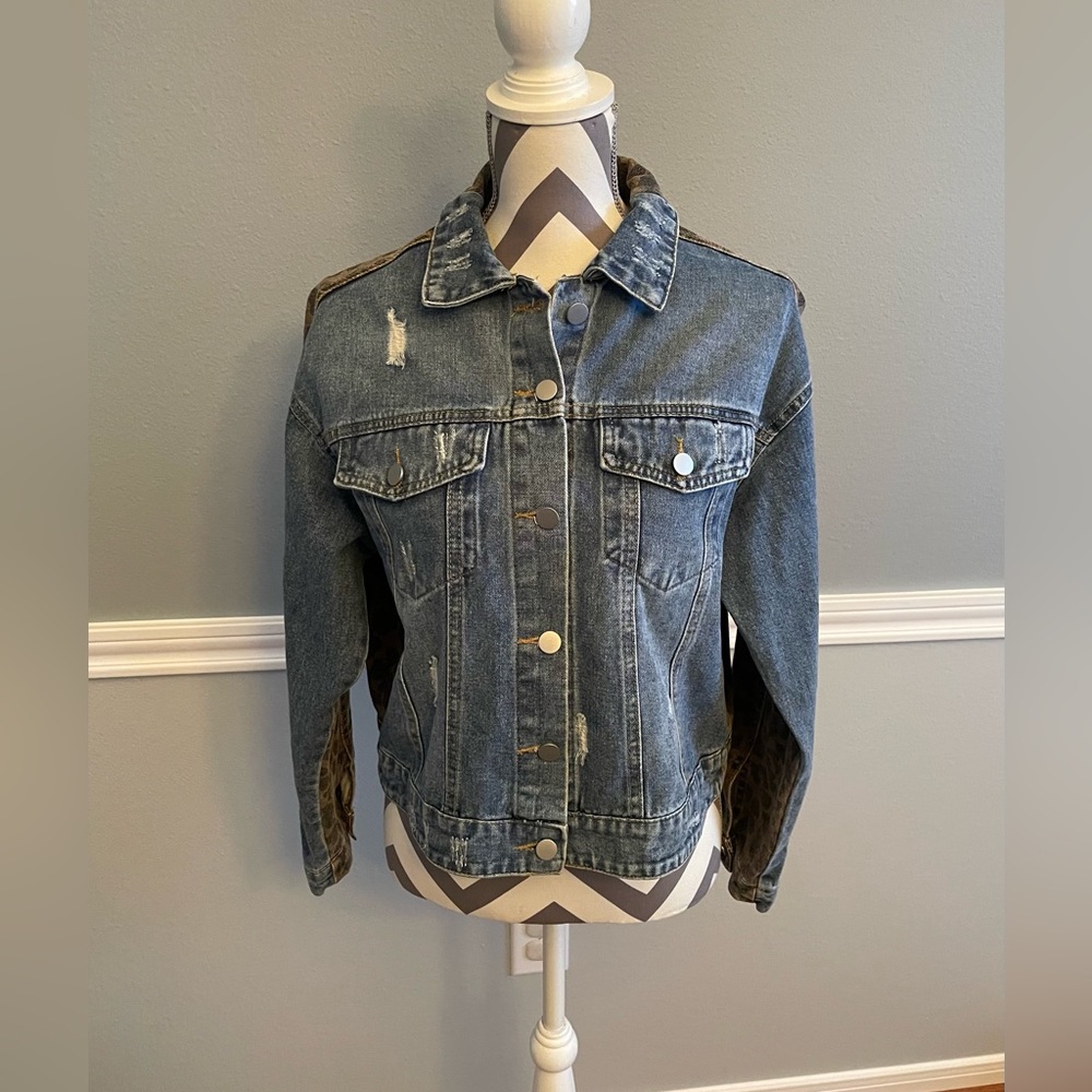 Blue B Collection - Blue Jean Denim Jacket w/ Leopard Print - Size: Medium